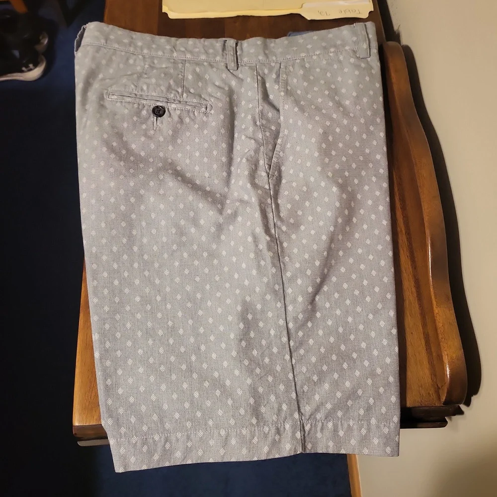 Johnston and Murphy shorts. Never worn. Size 34 - Picture 2 of 3
